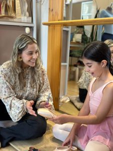 Pointe Shoe Fitting en Arabesque evaluando la dureza de la zapatilla.
